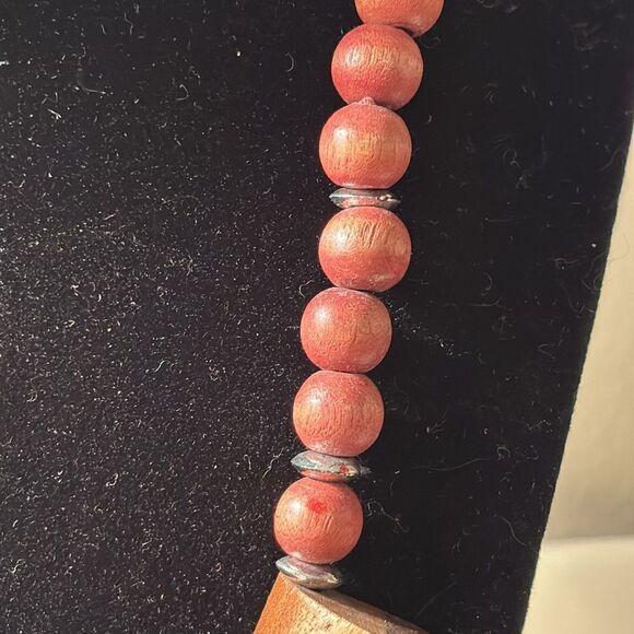 Two tone carved and shaped wooden beaded statement necklace 17-19” - Picture 5 of 6